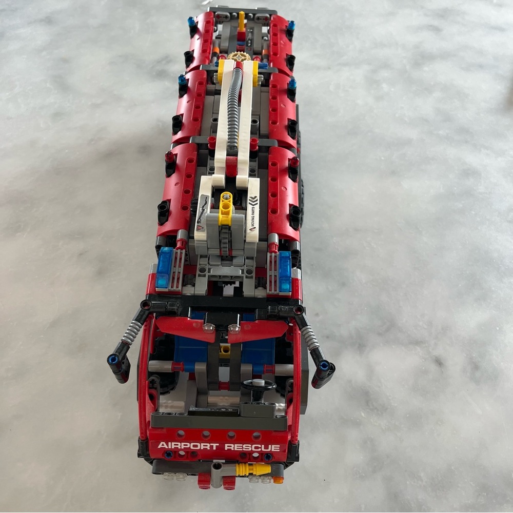 LEGO Technic Airport Rescue Vehicle 42068 Building Kit. RETIRED. - Picture 5 of 6